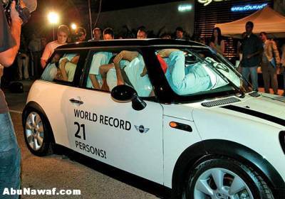 21 hommes dans une voiture